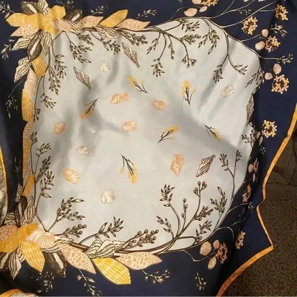 Beautiful print scarf - Picture 5 of 6